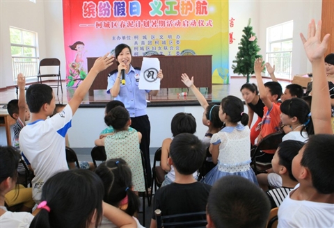 孩子们正在学习交通知识(吴铁鸣 摄)