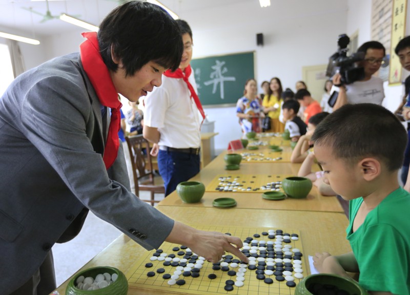 韩国著名棋手李世石指导孩子们下棋(吴铁鸣 许炳祥 摄)