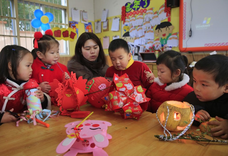 1月16日,新华幼儿园万田分园的小朋友在老师和家长的帮助下